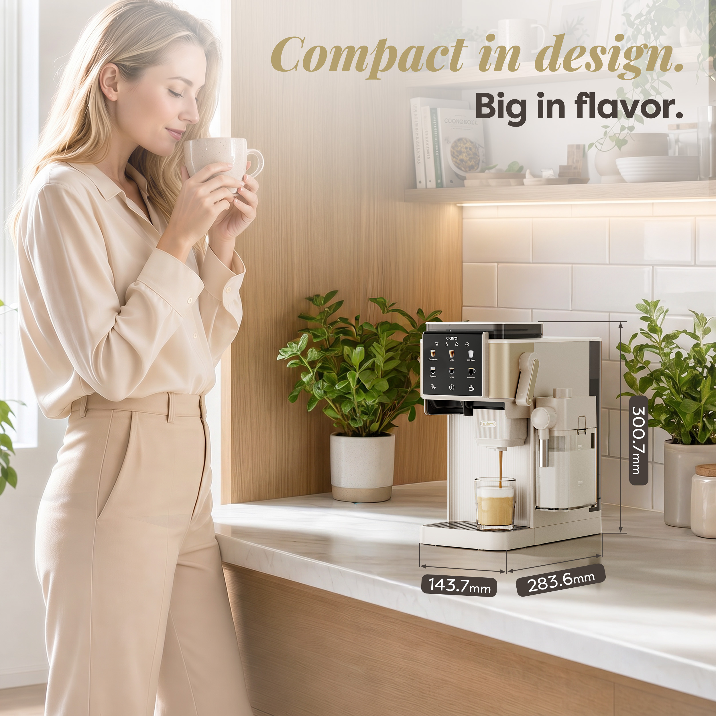 Una mujer bebe café junto a una cafetera que prepara café.