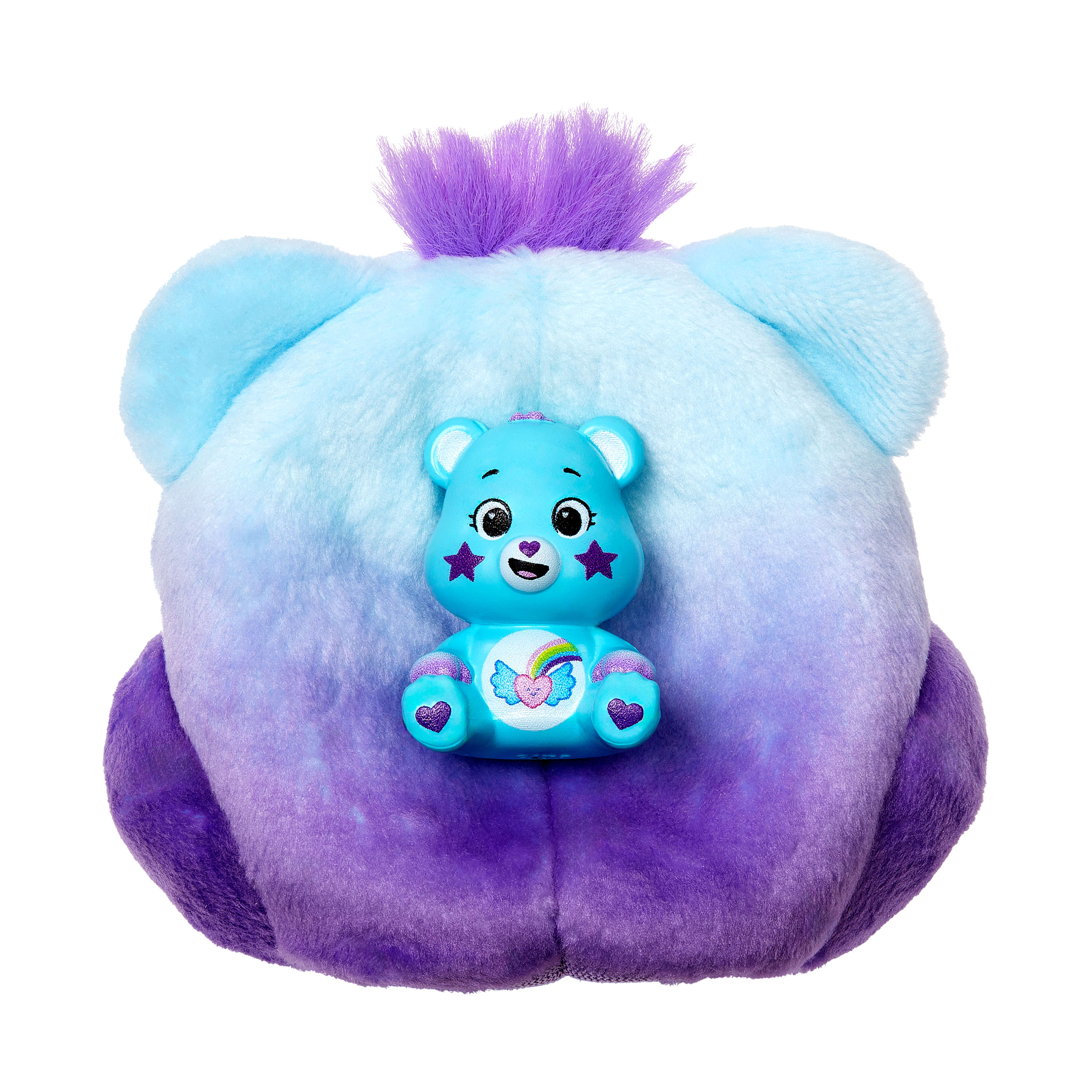 Ein blauer Teddybär mit Sternen und einem Herz sitzt auf einem Kissen in Farbverlauf von Blau zu Lila.