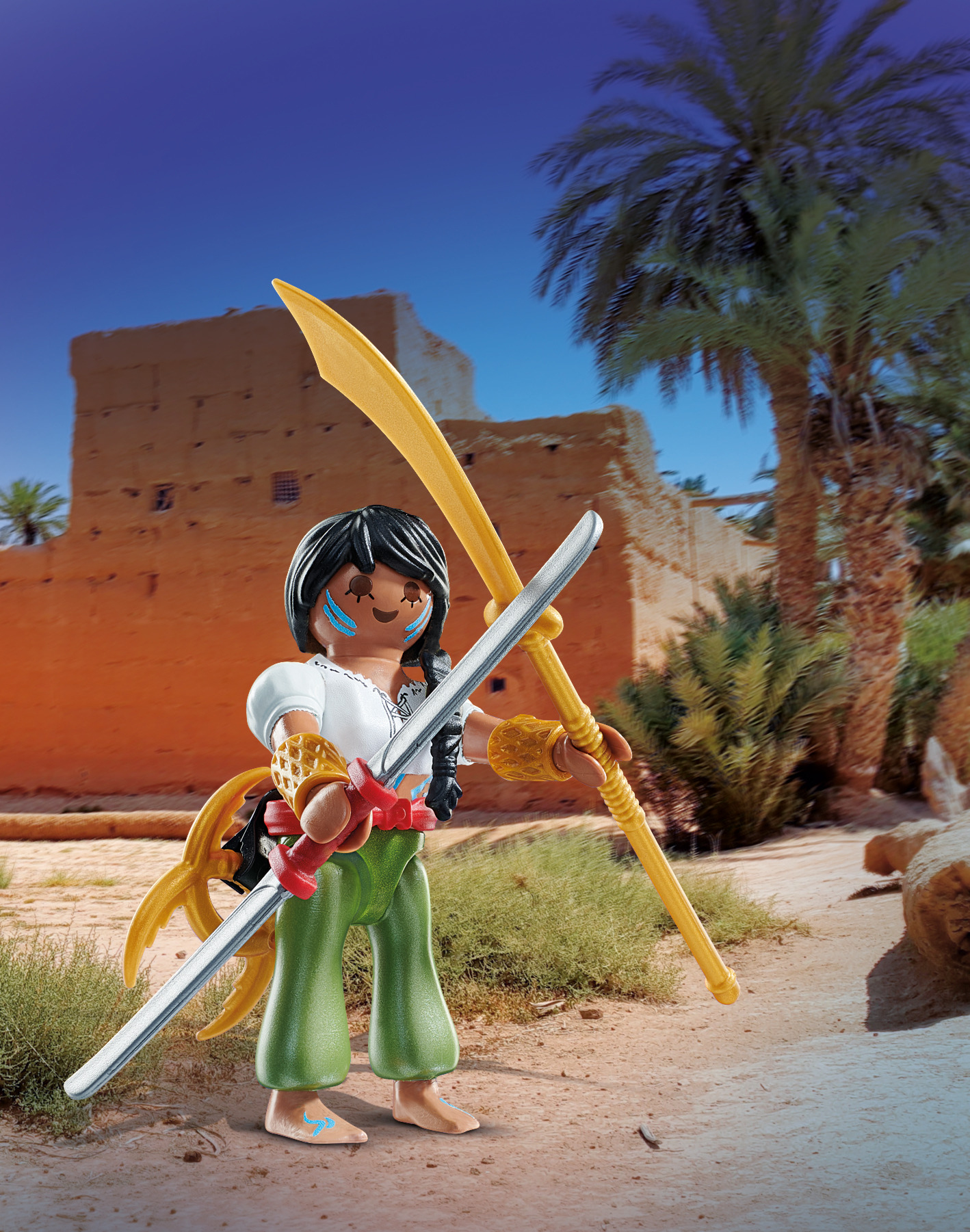 Eine Playmobil-Figur mit zwei Schwertern vor einer Wüstenfestung und Palmen.