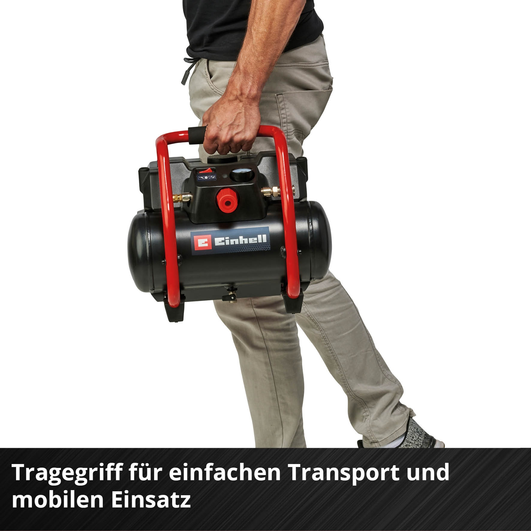 Mężczyzna niesie czarny kompresor z czerwoną rączką. Tekst: Uchwyt do łatwego transportu i użytku mobilnego.