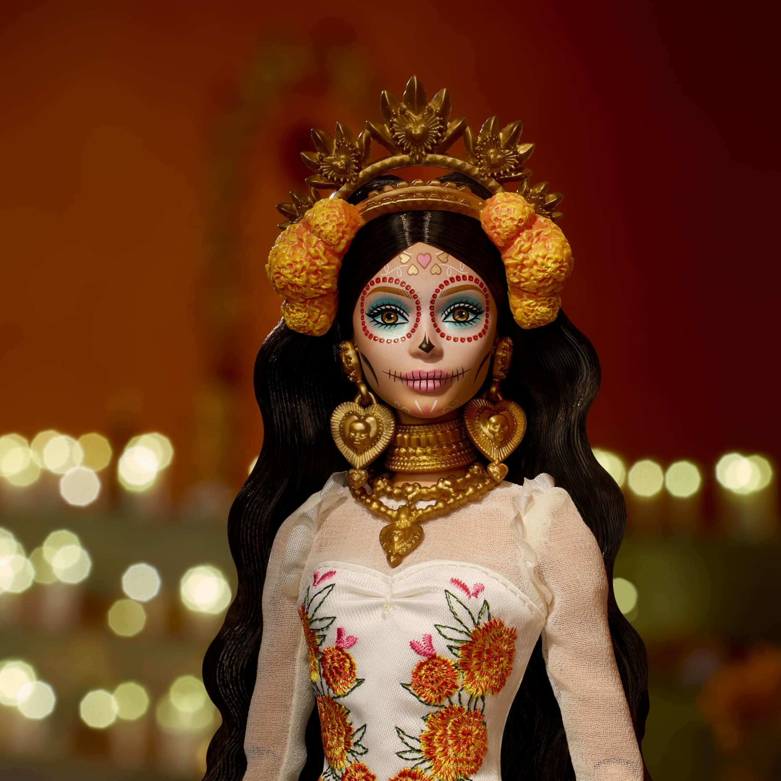 Muñeca Barbie con intrincado maquillaje de Día de Muertos y corona dorada.
