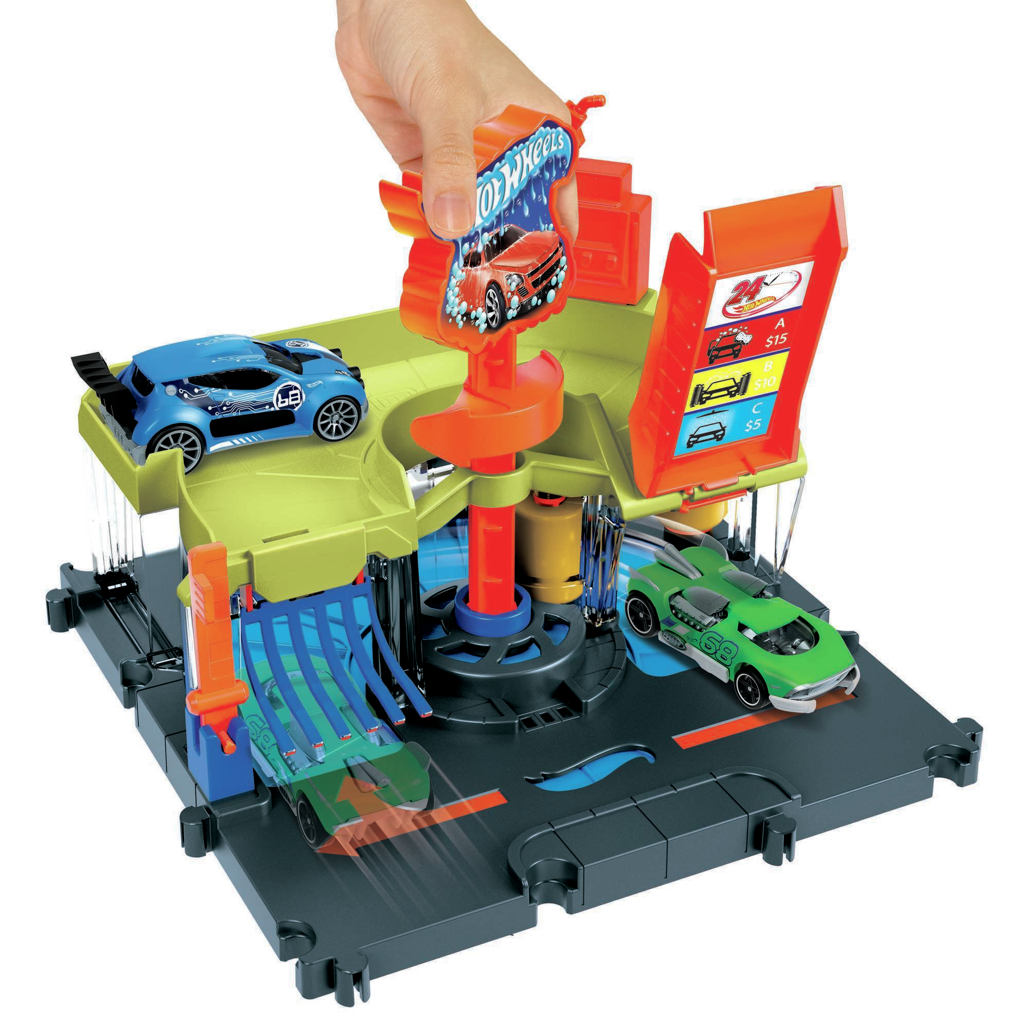 Ein Mann benutzt ein Hot Wheels Autowasch-Spielset mit zwei Spielzeugautos.