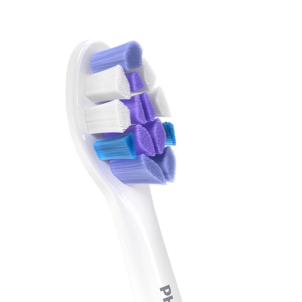 Primo piano della testina di uno spazzolino elettrico con setole bianche, viola e blu.