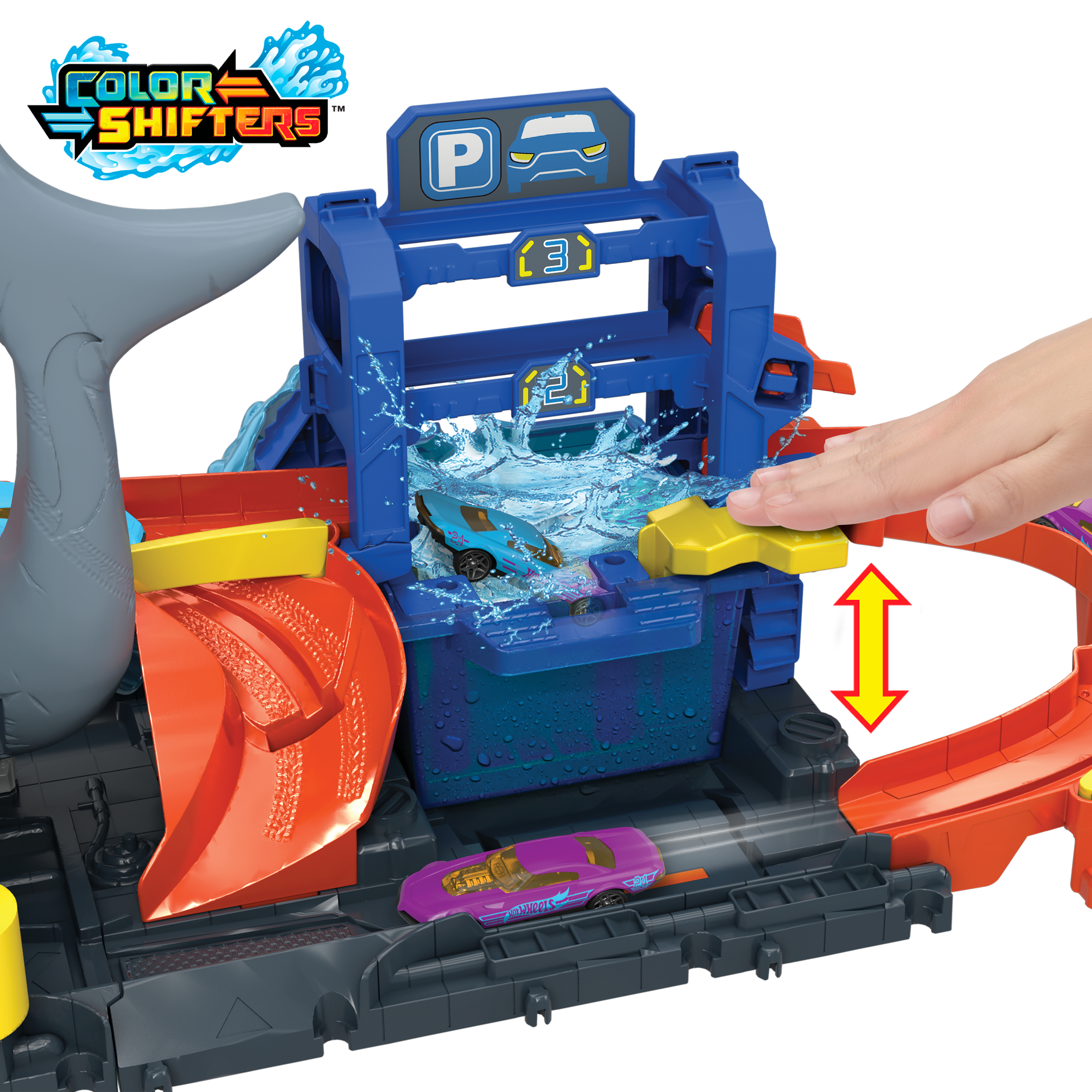 Spielzeug-Autowaschanlage mit Hai-Thema, zwei Autos, Wasser und Hand.