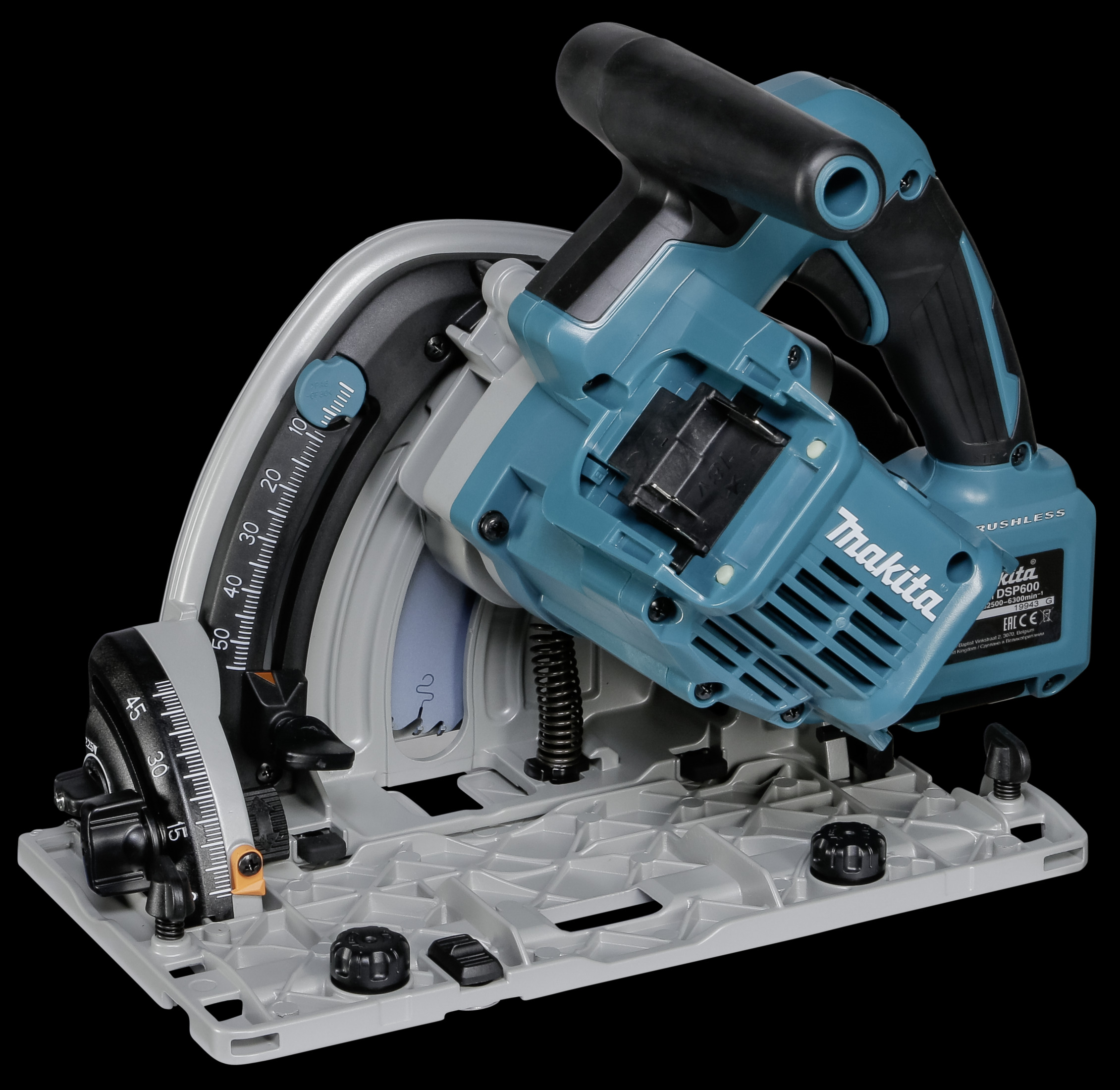 Eine blaue Makita Kreissäge mit silberner Basis und schwarzen Griffen steht auf schwarzem Hintergrund.