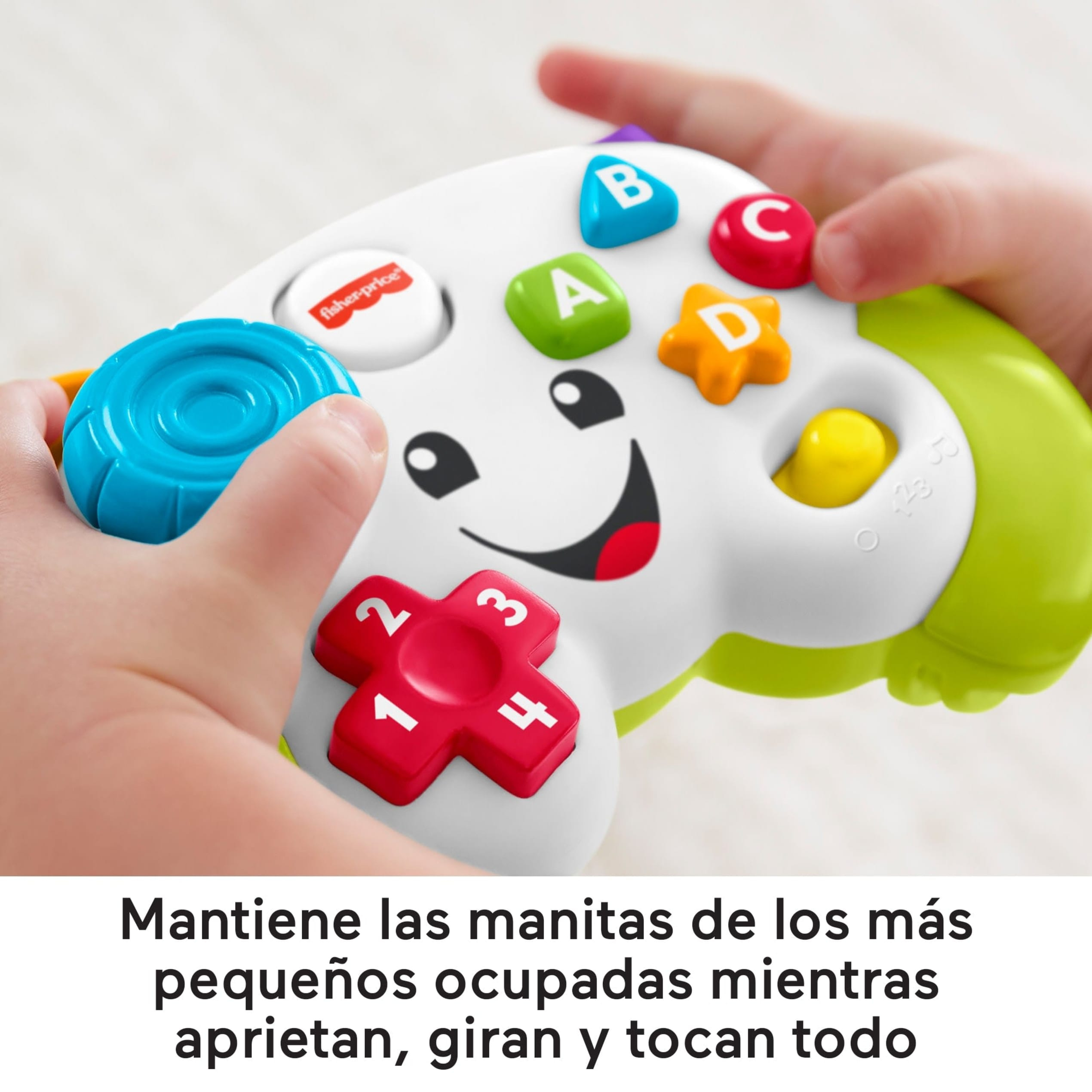 Las manos de un niño sostienen un colorido juguete controlador Fisher-Price con botones y números.