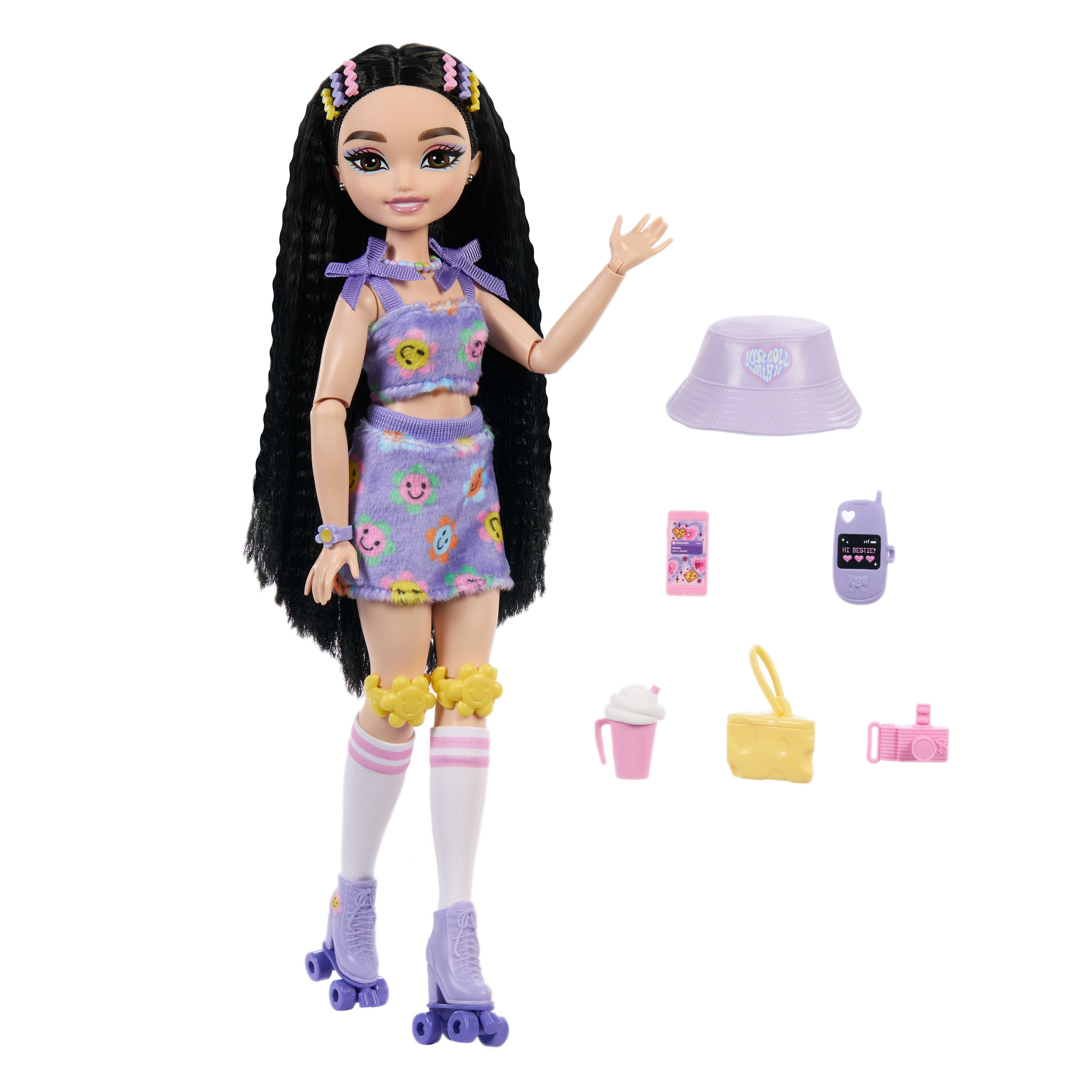 Lila Puppe mit schwarzen Haaren, Skates, Beanie, Handy, Kamera, Cupcake und Tasche.