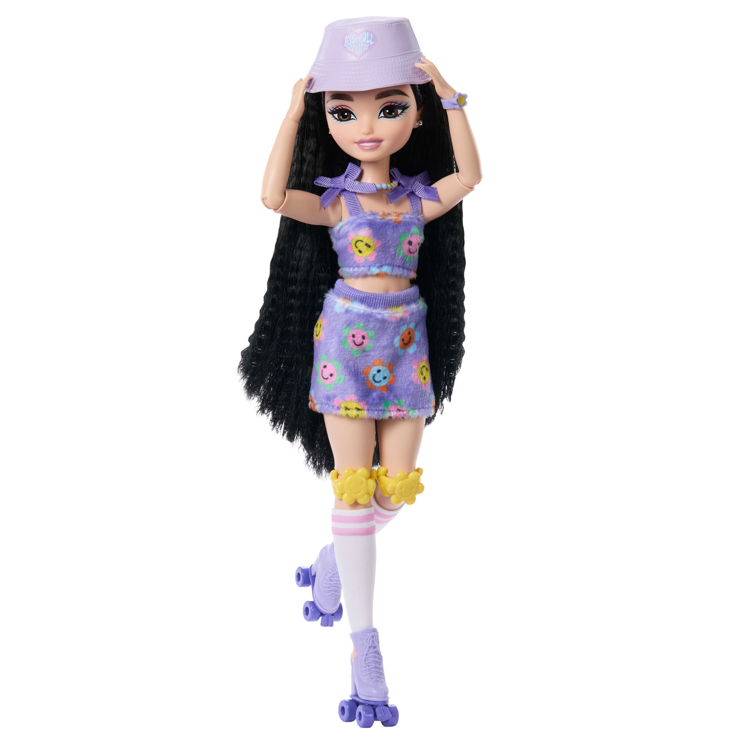 Puppe mit lila Outfit, Latz-Top, Rock, Hut, Rollschuhen, weiße Socken.