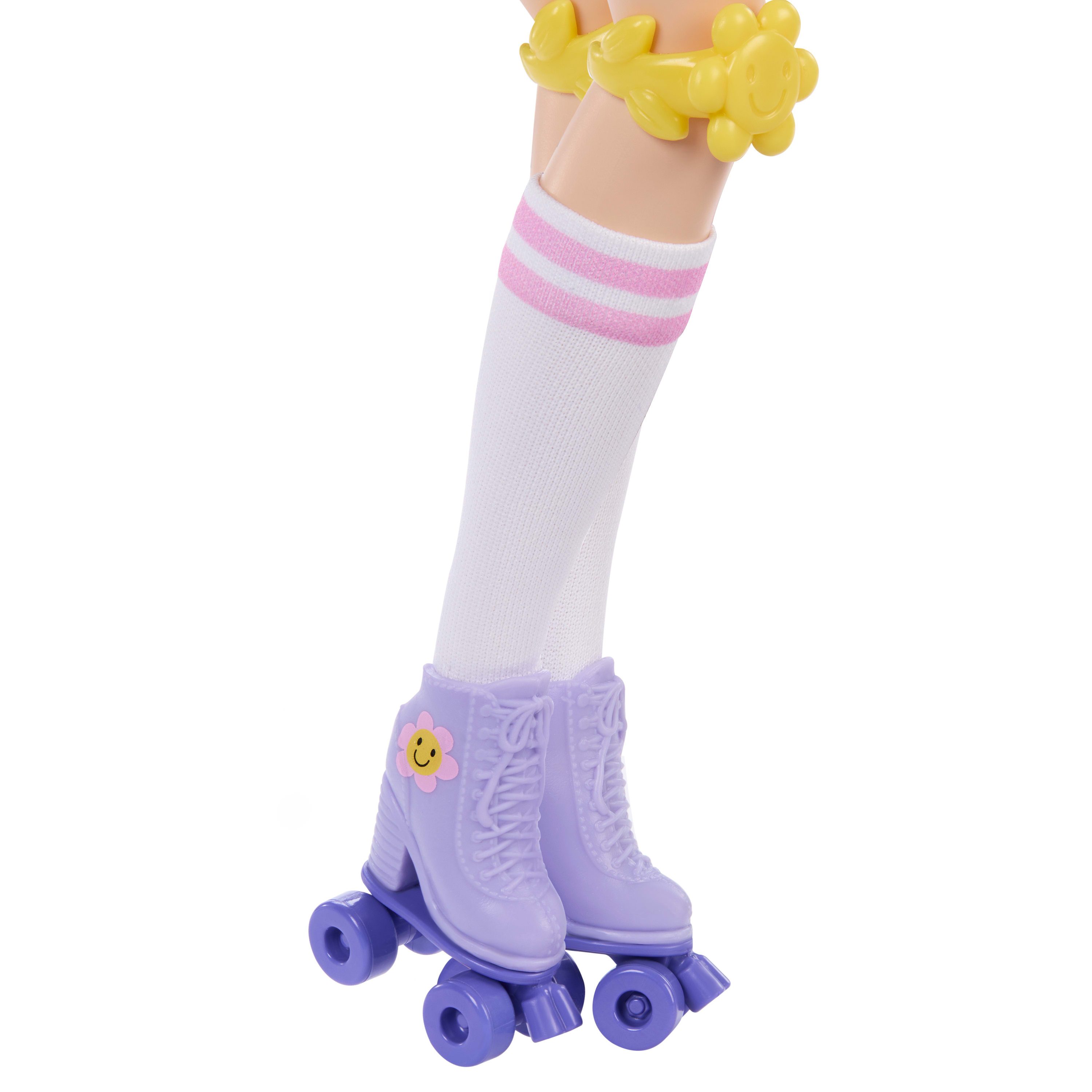 Lila Rollschuhe mit Blumenaufdruck auf weißen Socken mit rosa Streifen.