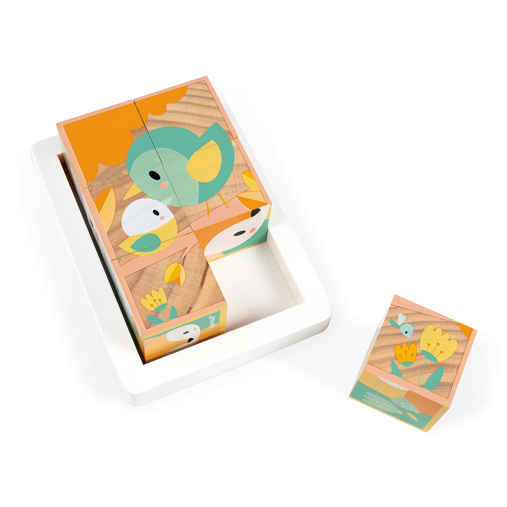 Puzzle cubes en bois avec animaux et fleurs dans un plateau blanc.