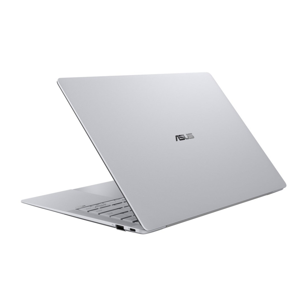 Srebrny laptop Asus na białym tle.