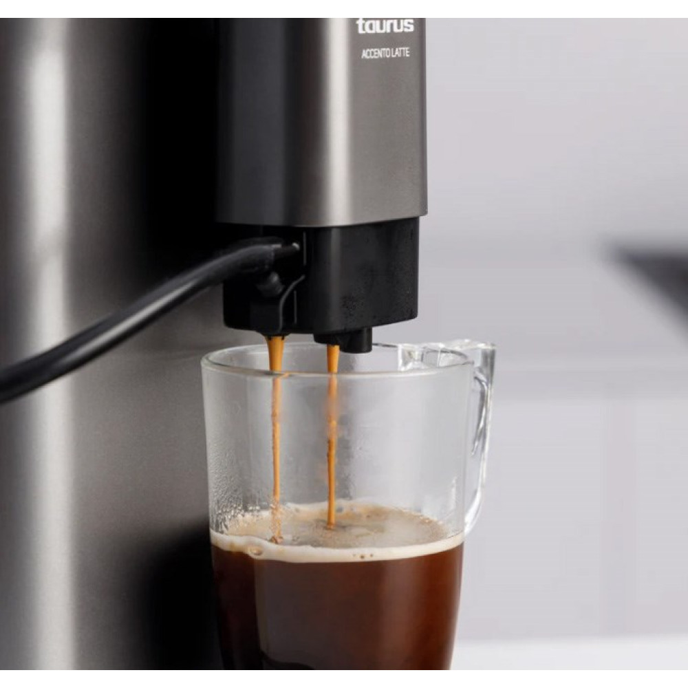 Ekspres do kawy nalewa ciemne espresso do przezroczystej szklanki z pianką.