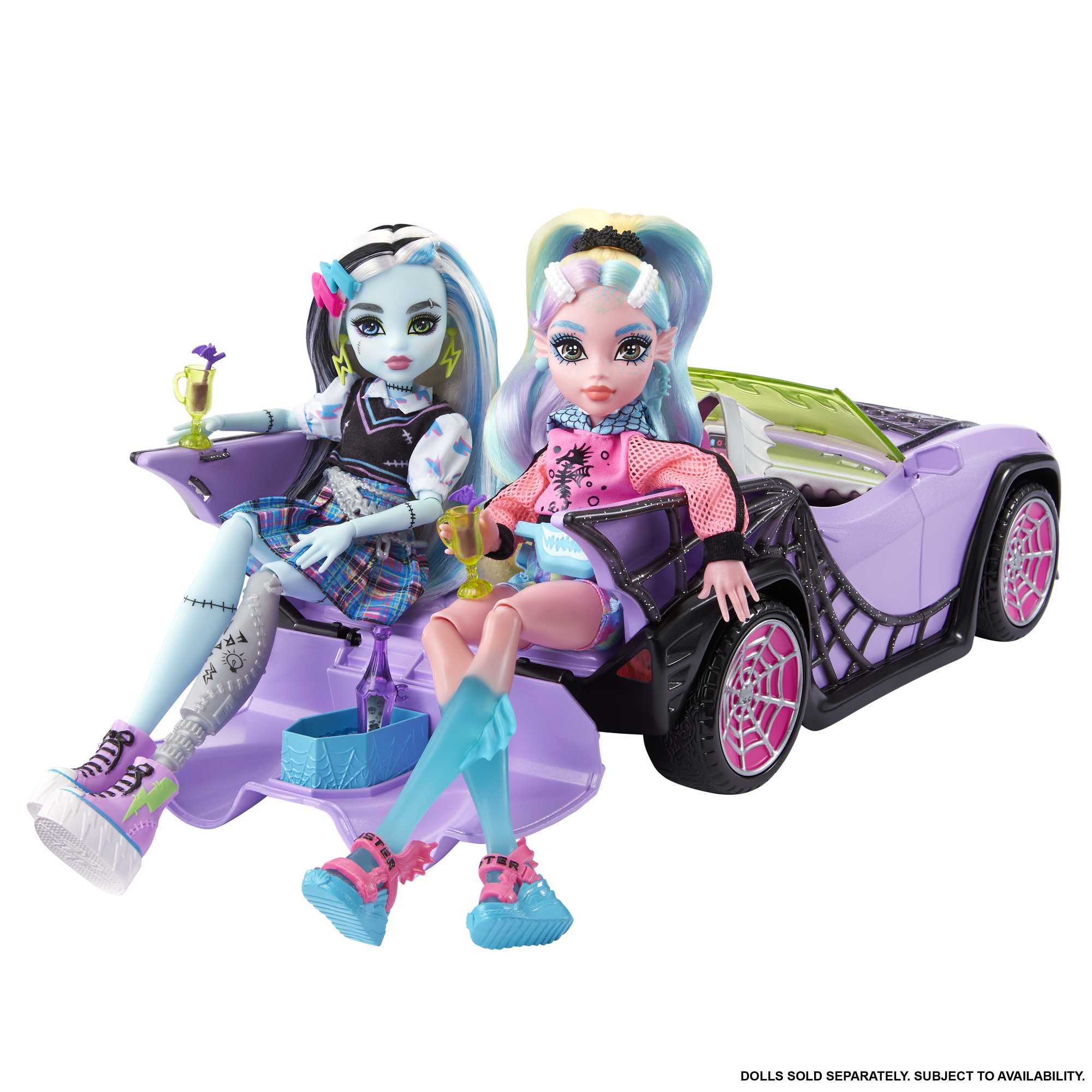 Zwei Puppen in einem lila Auto, eine mit blauen Haaren, die andere mit bunten Haaren.