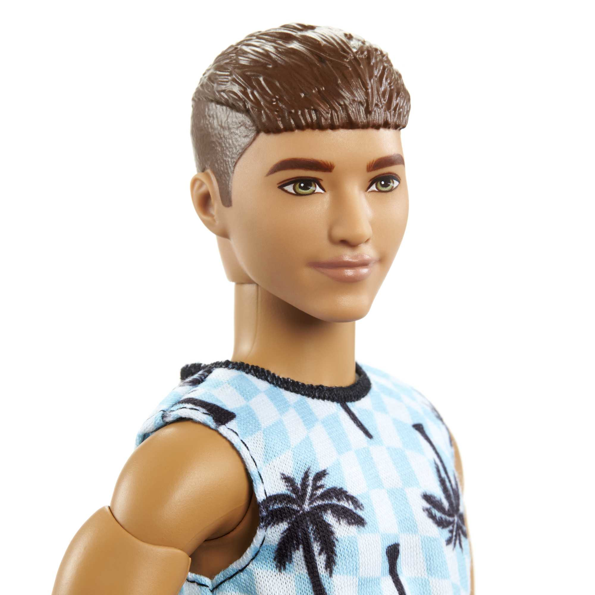 Ein Mann mit braunem Haar trägt ein blau kariertes Hemd mit Palmen.