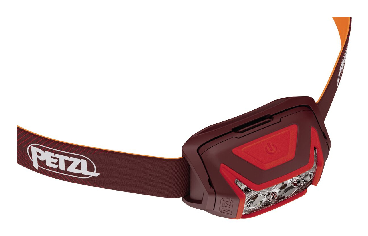 Dunkelrotes Stirnband mit Petzl-Logo und Stirnlampe mit roten Akzenten.