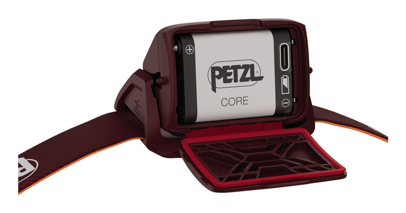 Petzl Core-Akkupack mit USB-C-Anschluss im dunkelroten Stirnlampengehäuse.