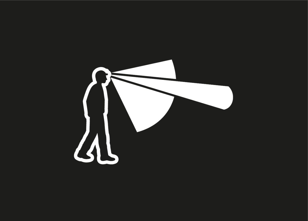 Eine Person geht, und Licht strahlt aus ihrem Kopf.