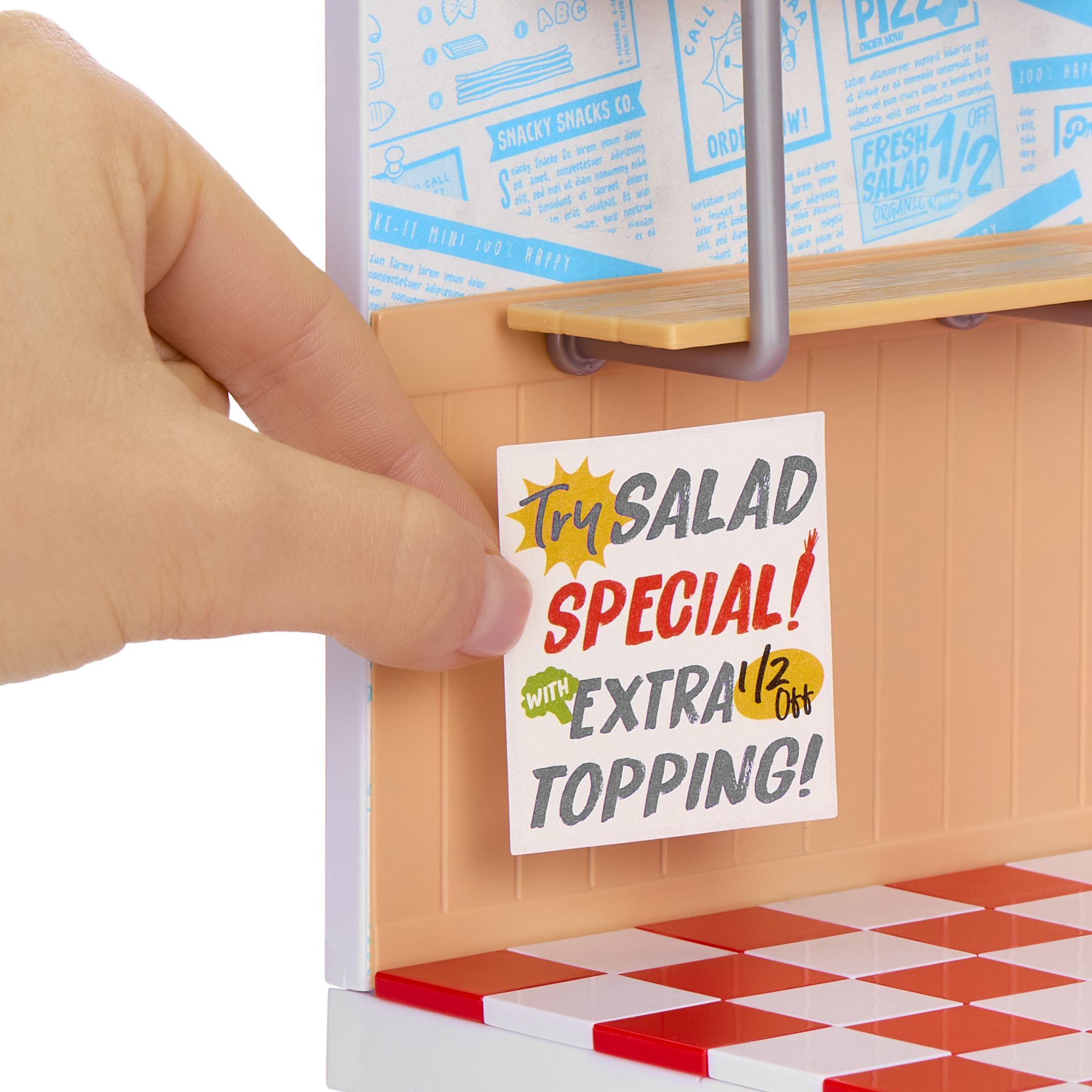 Se sostiene un cartel que dice "Prueba la ensalada especial! Con extra". 