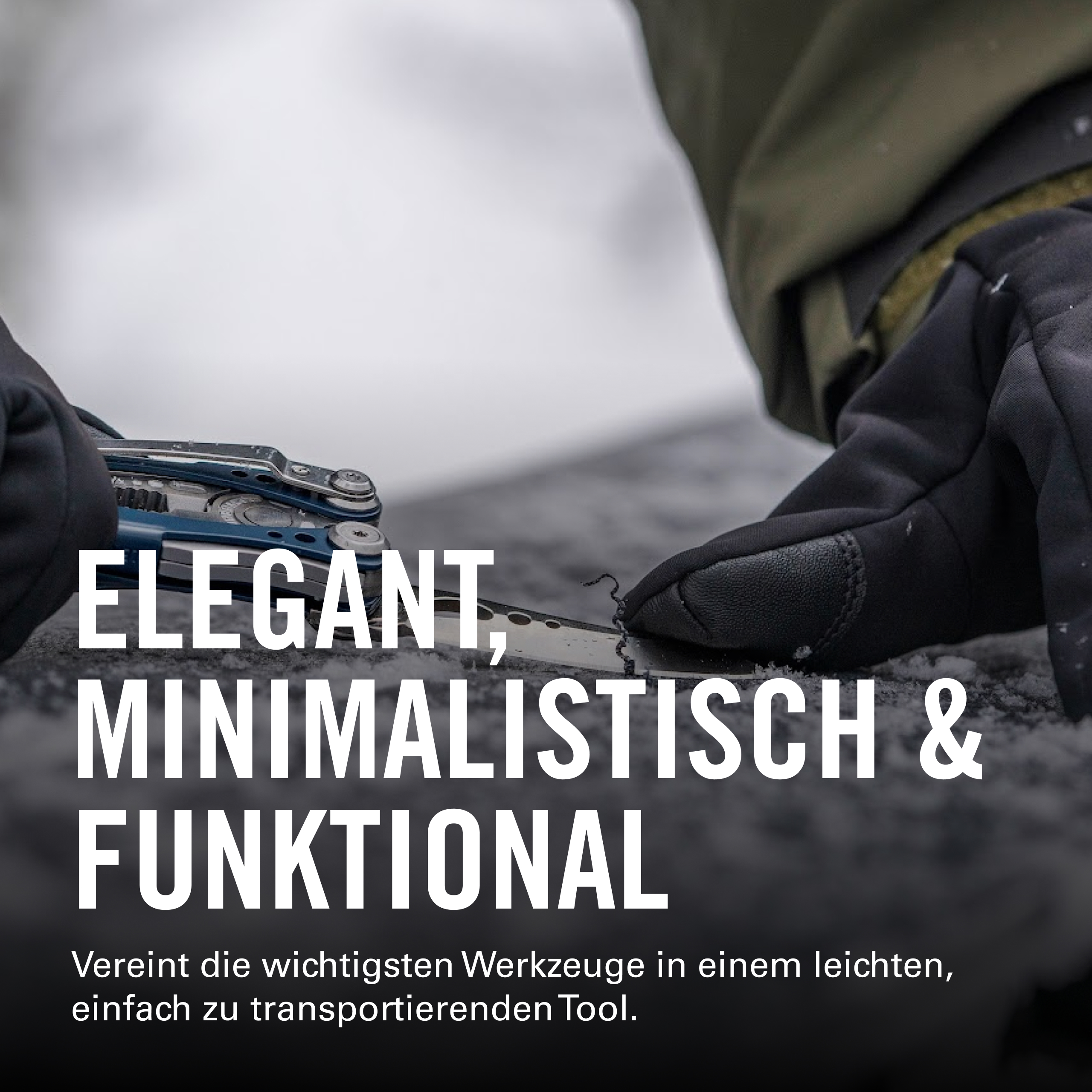 Eine Person hält ein blaues Multitool im Schnee. Elegant, minimalistisch & funktional.