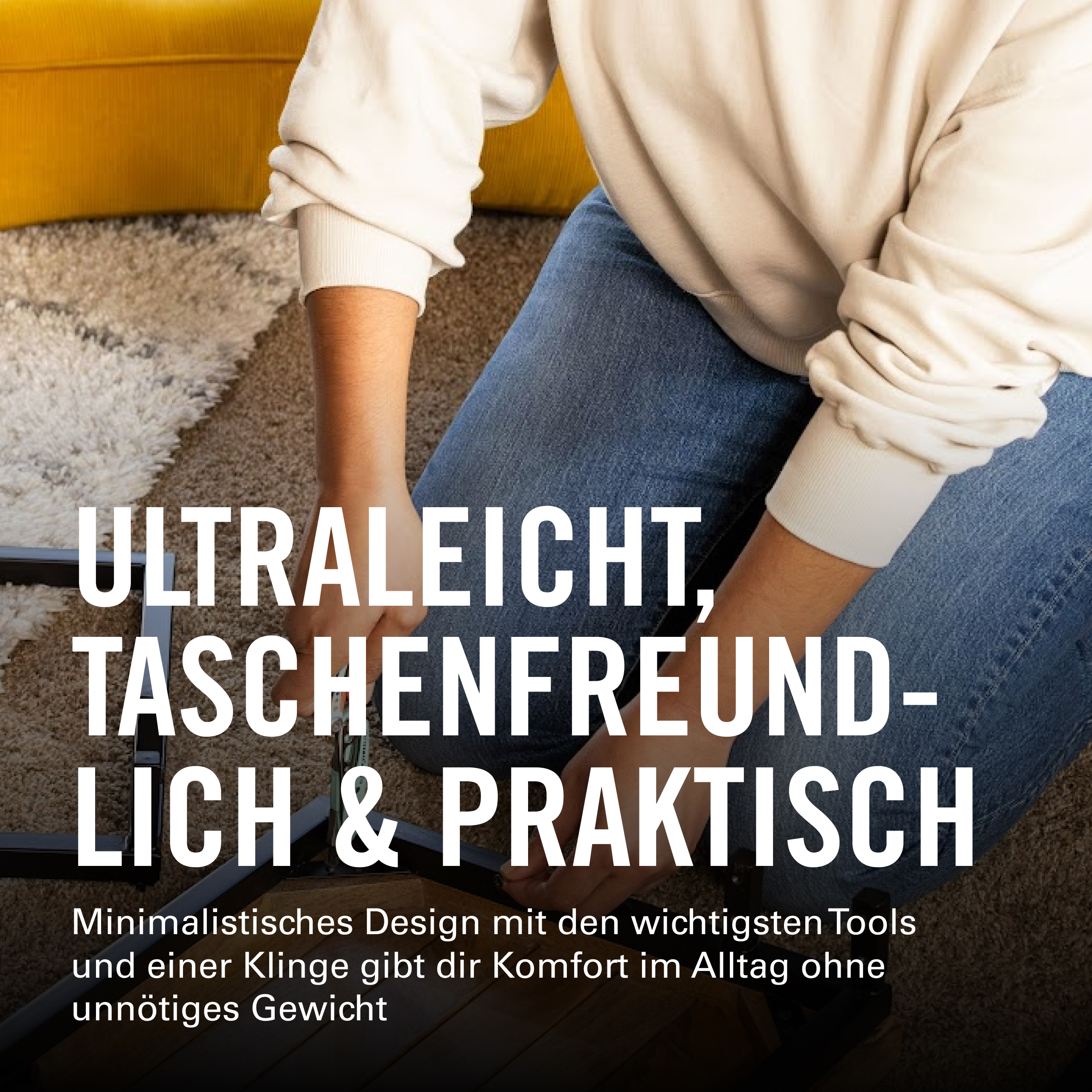 Person in Jeans und hellem Sweatshirt montiert dunkles Gestell. Gelbe Couch im Hintergrund.