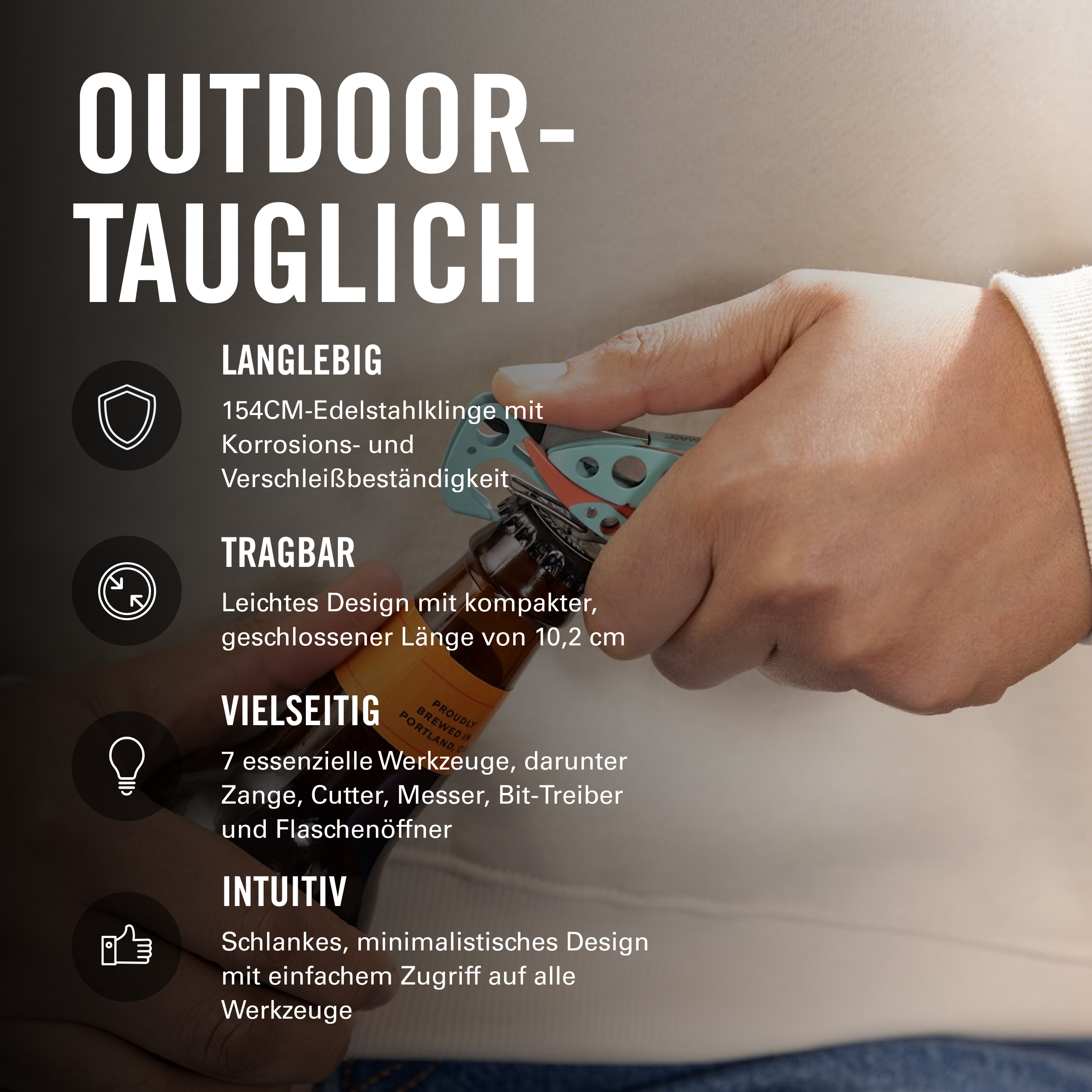 Hand öffnet Bierflasche mit Werkzeug. Text: Outdoor-tauglich, Langlebig, Tragbar, Vielseitig, Intuitiv.