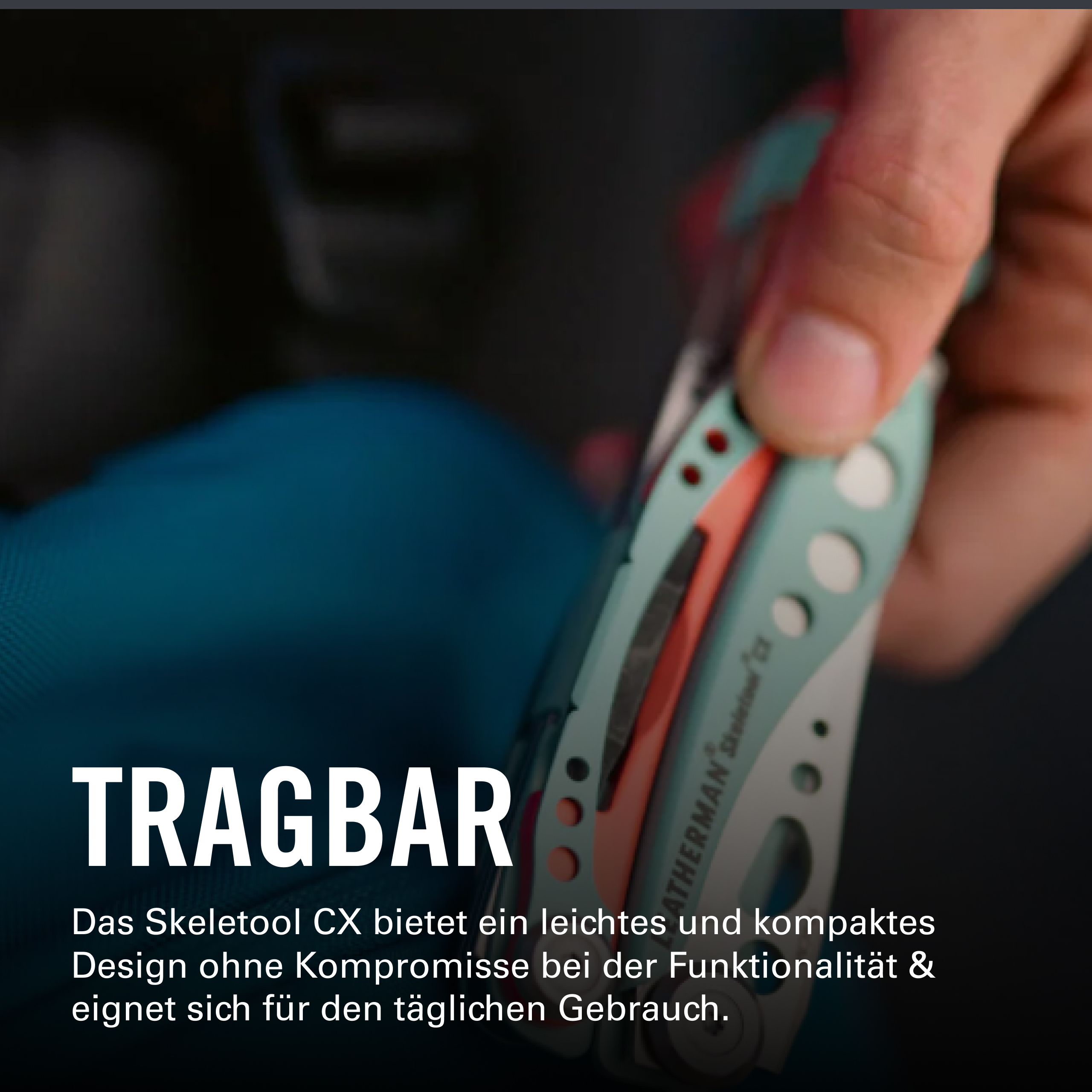Ein Mann hält ein blaues und orangefarbenes Multitool mit dem Namen Leatherman Skeletool CX.