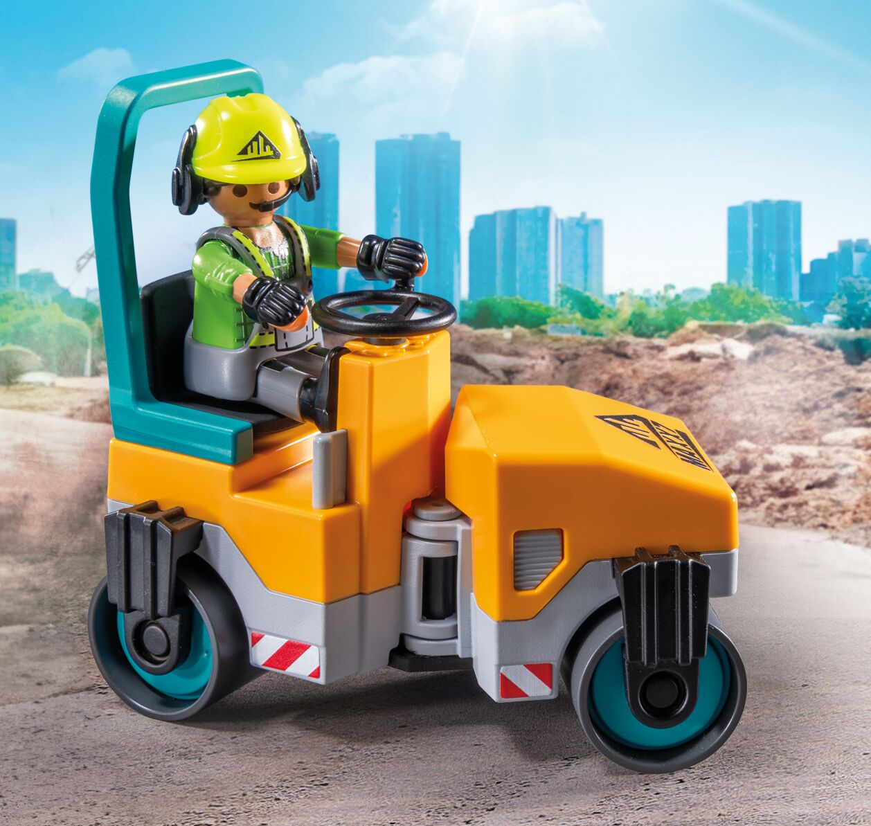 Spielzeug-Bauarbeiter im gelben Helm fährt orange Dampfwalze auf Baustelle.
