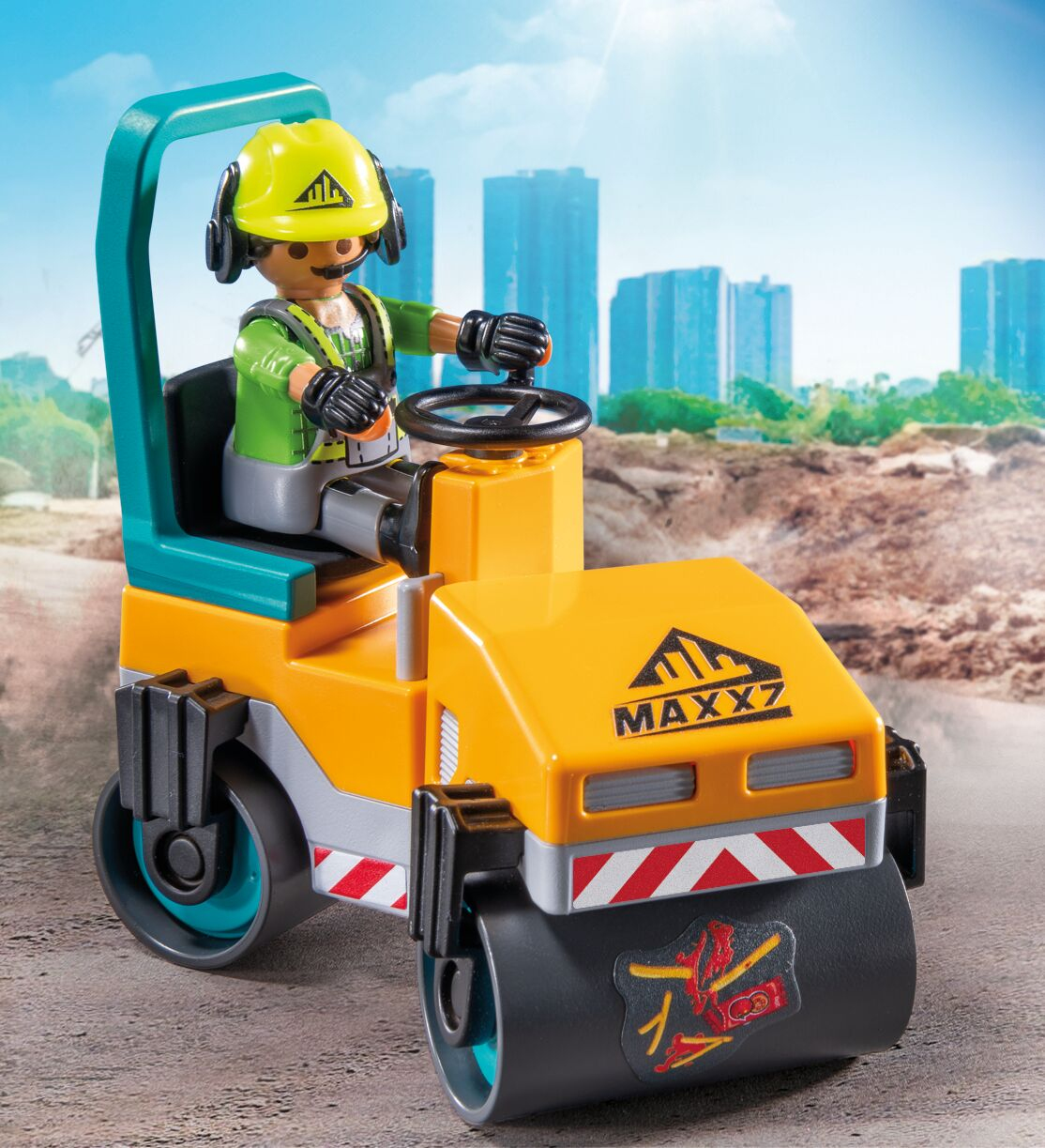 Ein Spielzeug-Bauarbeiter mit gelbem Helm fährt eine orange-türkise Dampfwalze.