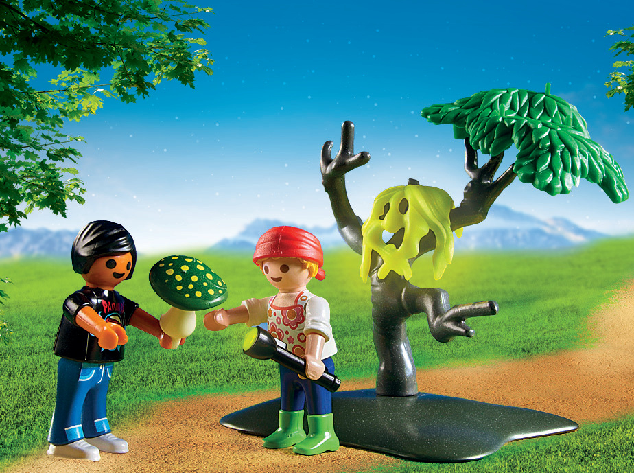 Zwei Playmobil-Figuren interagieren mit einem Pilz und einem gespenstischen Baum in einer lebhaften Außenumgebung.