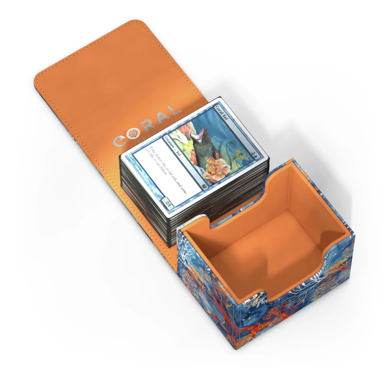 Un porta carte arancione aperto con una carta da gioco e uno scomparto vuoto accanto.