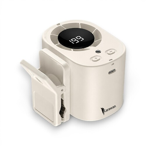 Un ventilador blanco con pantalla digital y accesorio de clip.