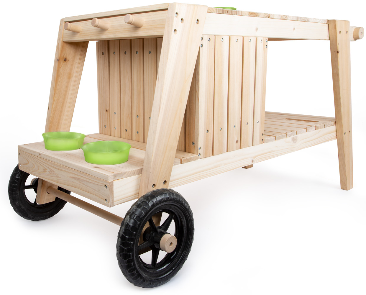 Ein hölzerner Wagen mit zwei grünen Schalen und schwarzen Rädern.