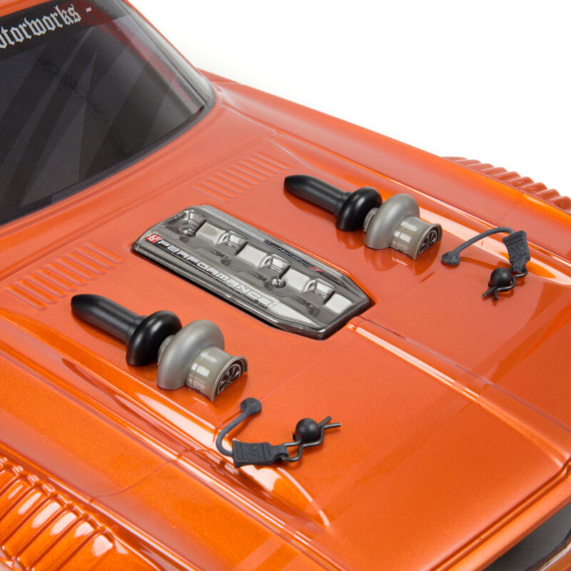 Capó de coche naranja con dos turbos, colector de admisión y accesorios negros.