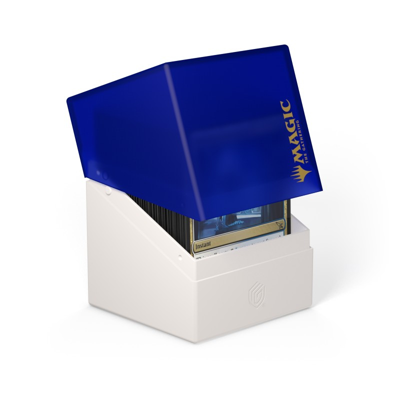 Portamazzi bianco con coperchio blu, logo Magic The Gathering sul coperchio. Contiene carte.
