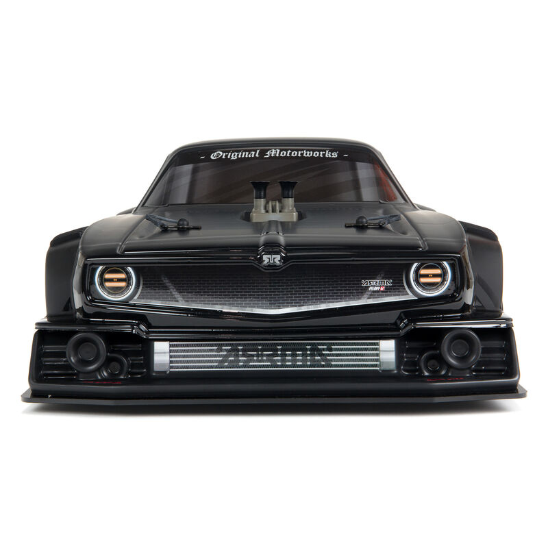Voiture RC de drift noire avec double échappement et calandre.