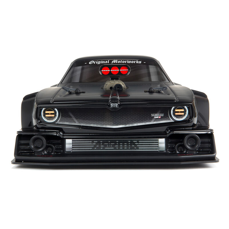 Voiture RC noire avec prise d'air sur le capot et calandre.