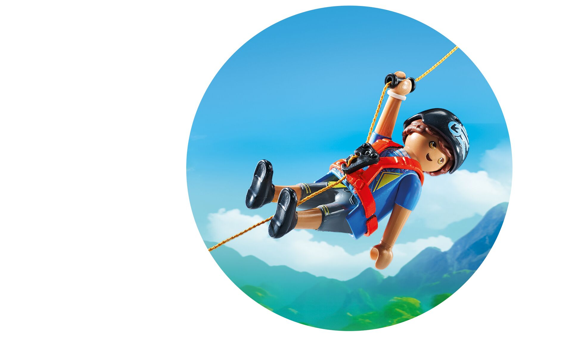 Een speelgoedfiguur ziplinet over een berglandschap.