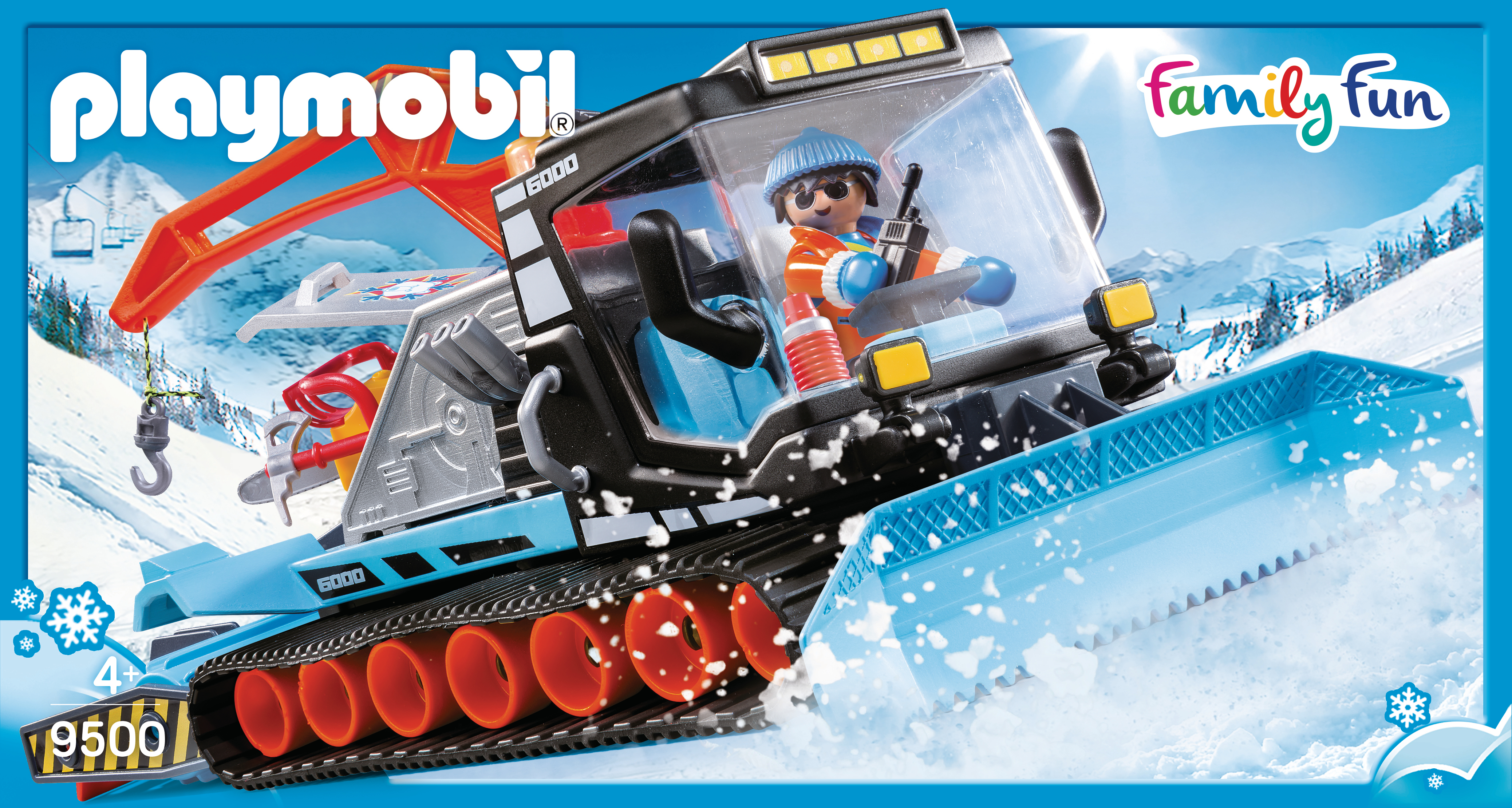 Ein Playmobil-Schneepflug mit Fahrer auf verschneiter Piste, Berge und Skilift im Hintergrund.