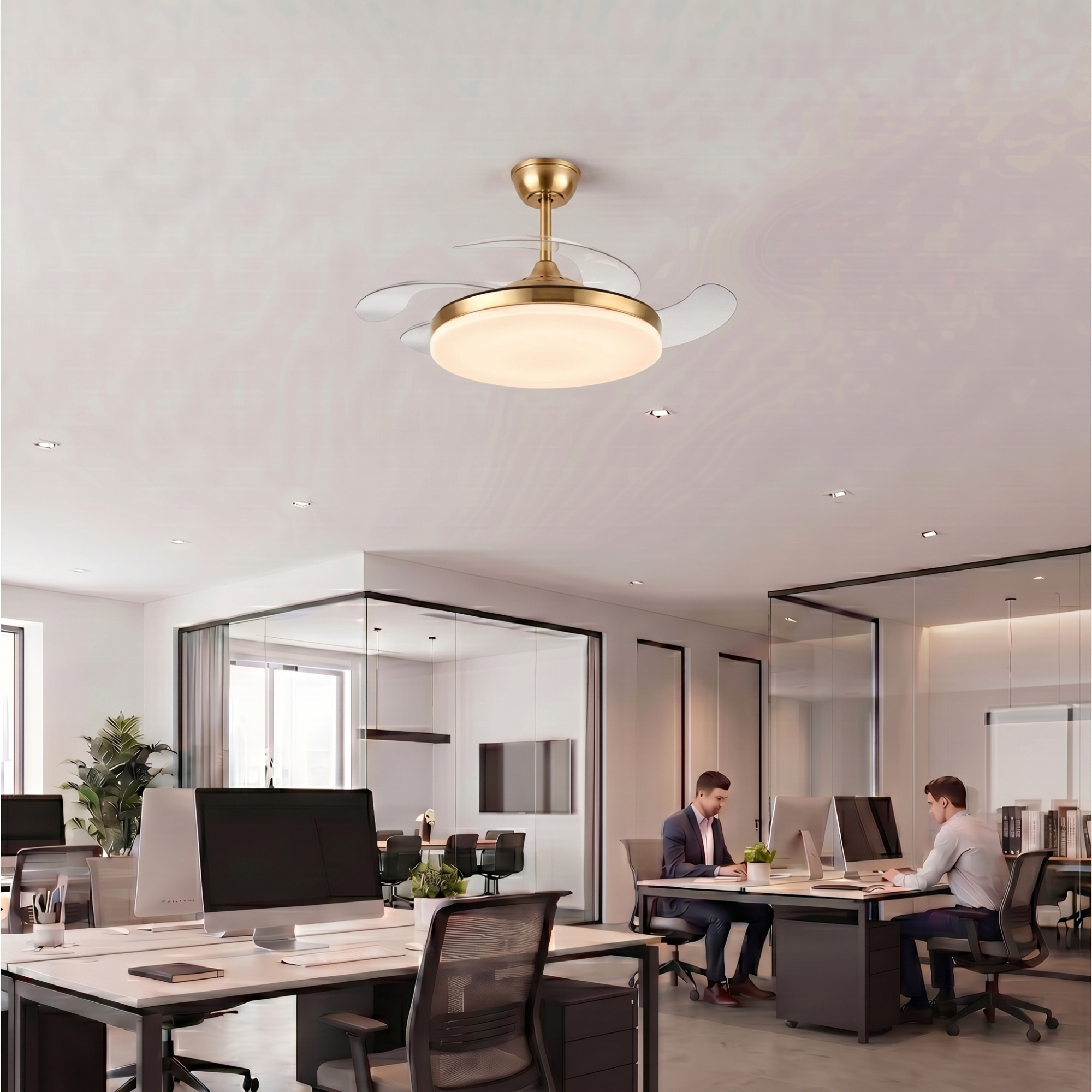 Oficina moderna con ventilador de techo, paredes de cristal y empleados.