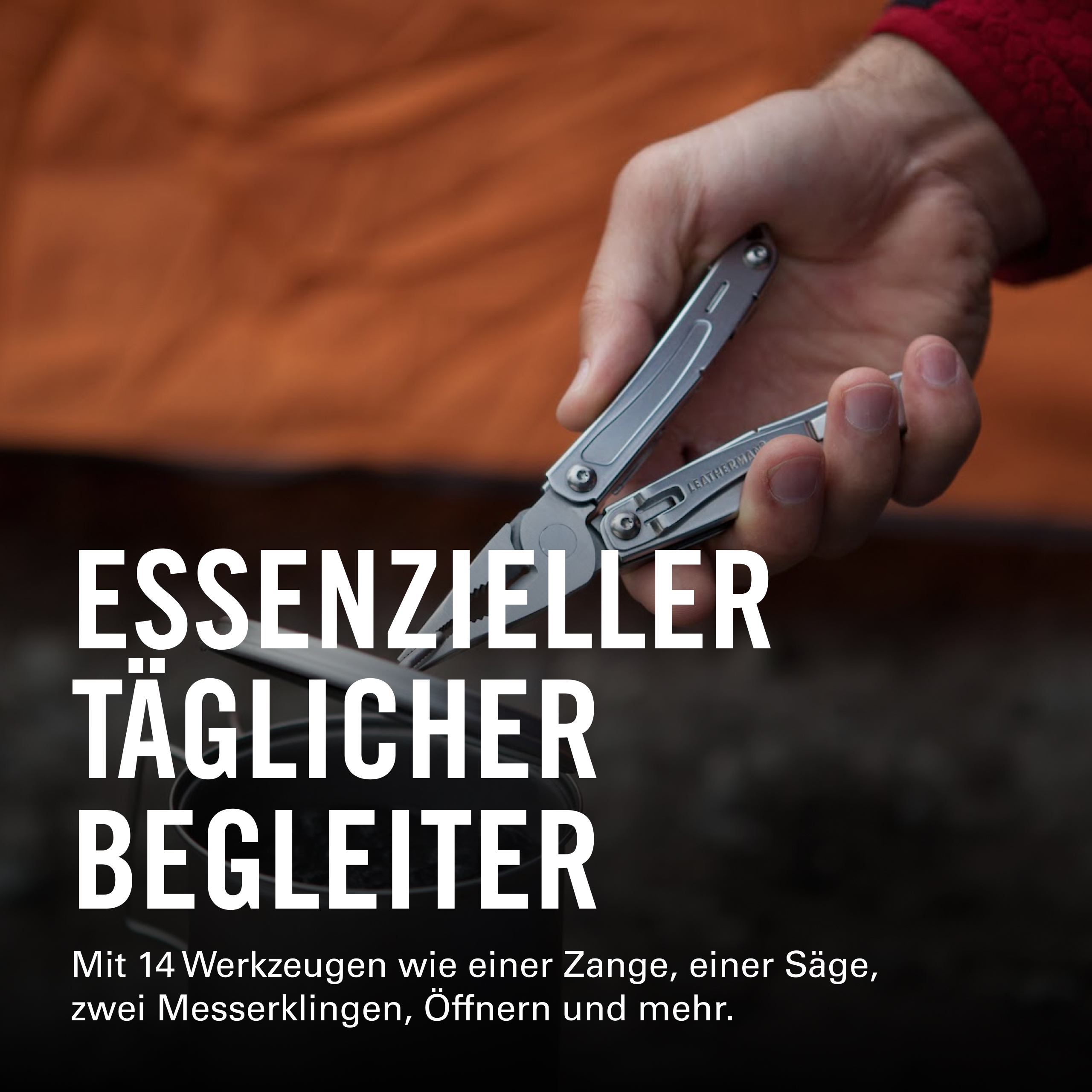 Ein Mann hält ein silbernes Multitool mit Zange und Text.
