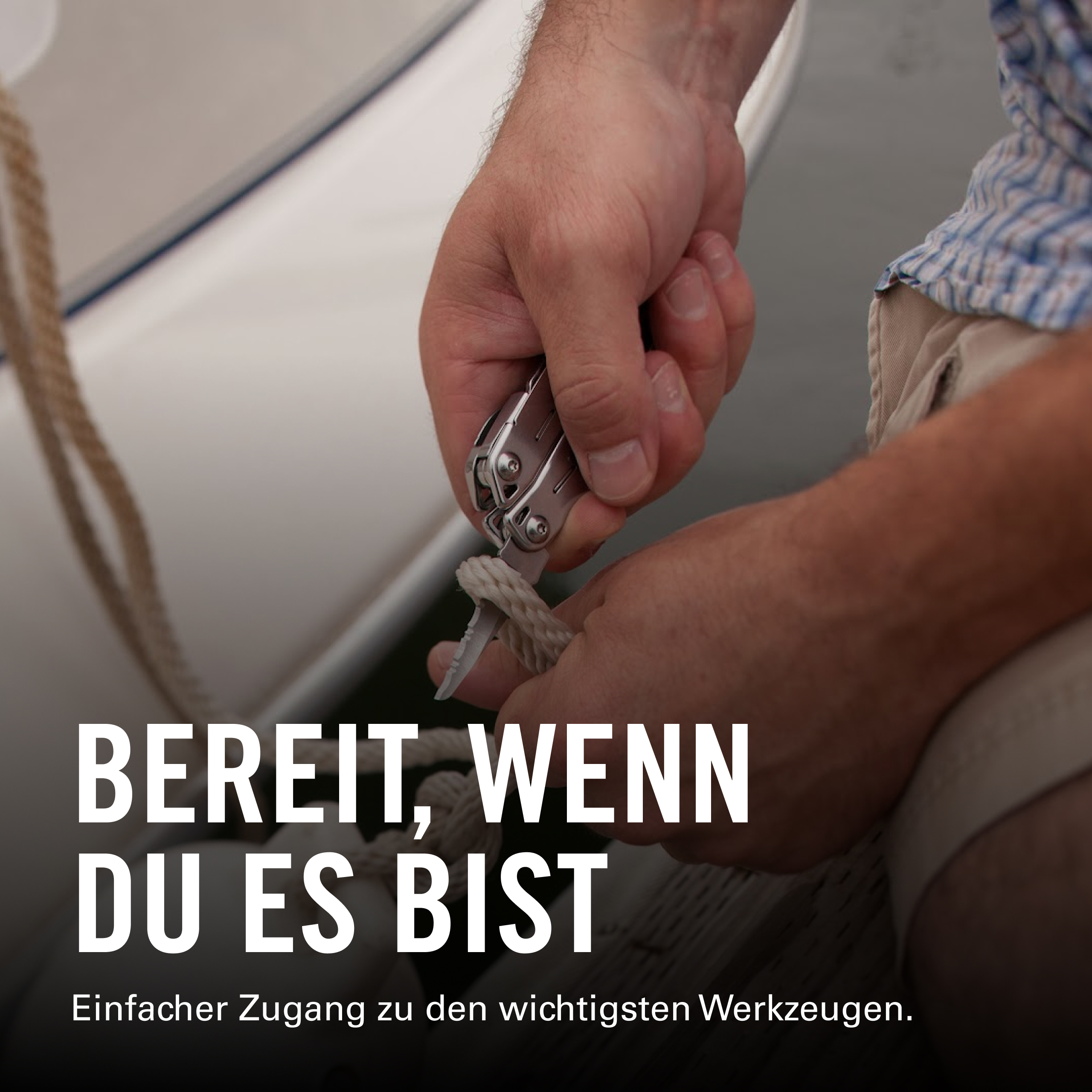 Ein Mann benutzt ein Multitool, um ein Seil zu schneiden. Text: Bereit, wenn du es bist.