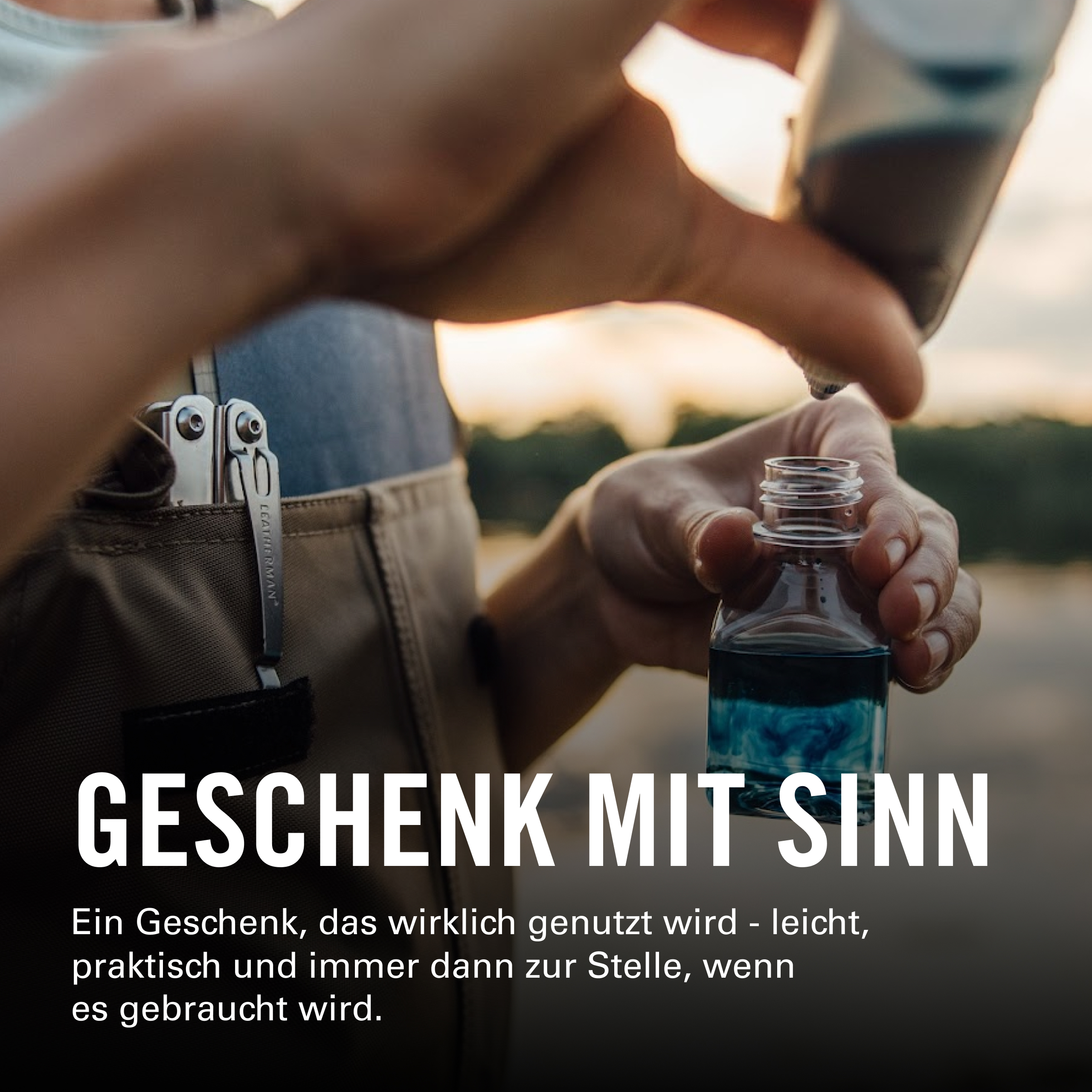 Eine Person gibt eine blaue Flüssigkeit in eine kleine Flasche. Ein Multitool ist sichtbar.