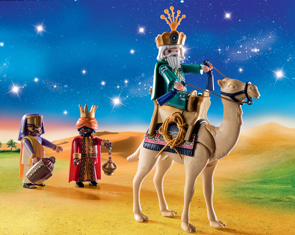 Tres reyes en camello y a pie en el desierto por la noche.