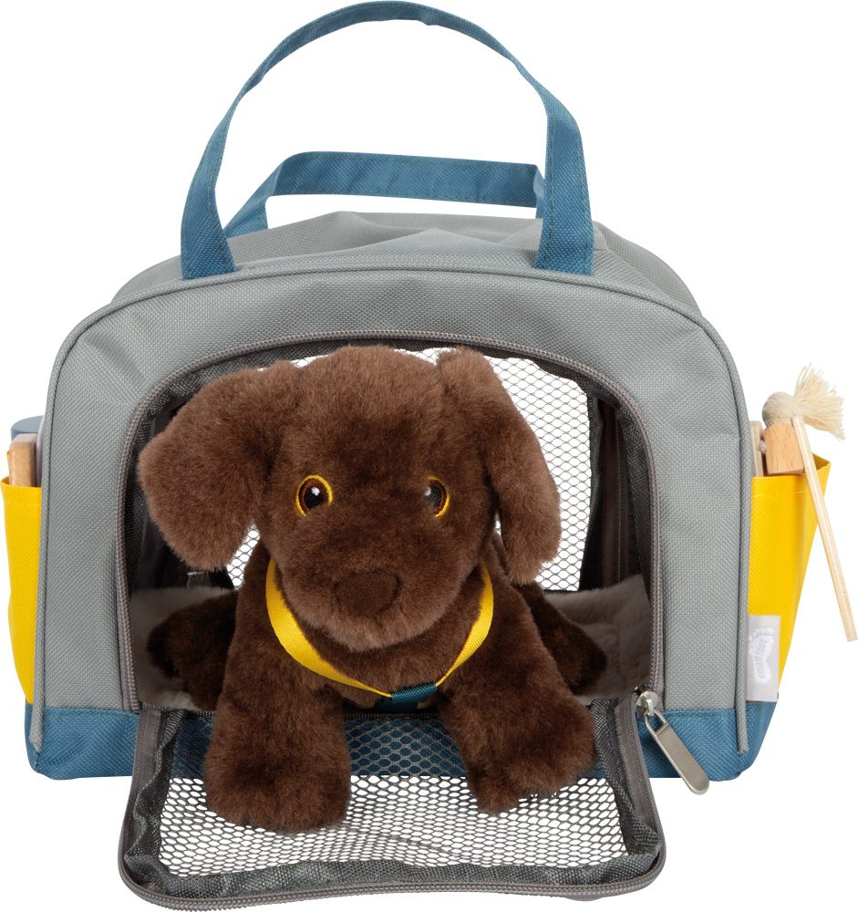 Ein brauner Plüschhund sitzt in einer grauen Transporttasche mit blauen Griffen.