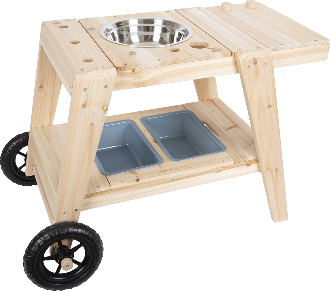 Holz-Sandtisch mit Rädern, Edelstahlschale und zwei grauen Behältern.