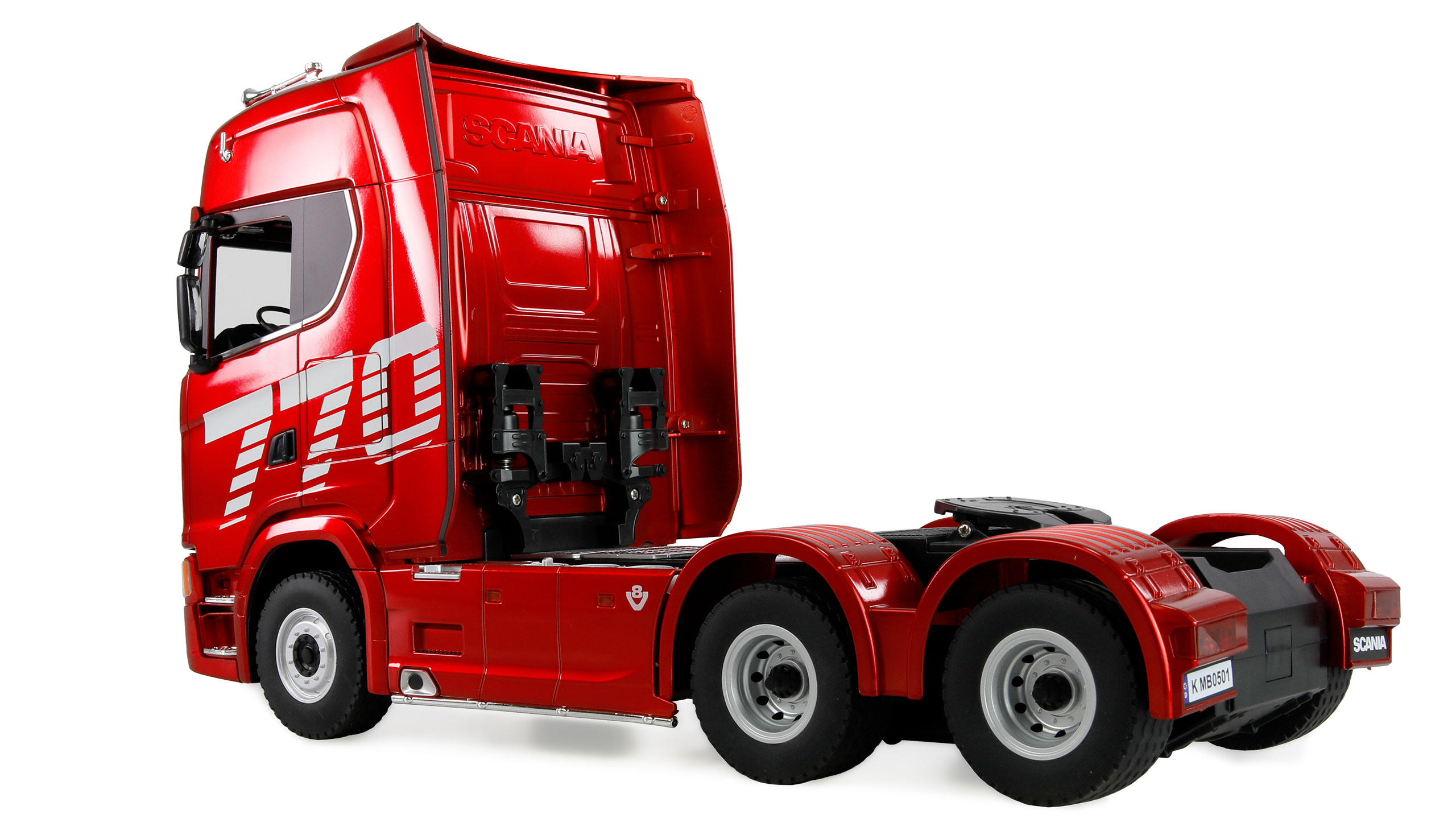 Ein roter Spielzeug-Scania-Sattelzug mit silbernen Akzenten auf weißem Hintergrund.