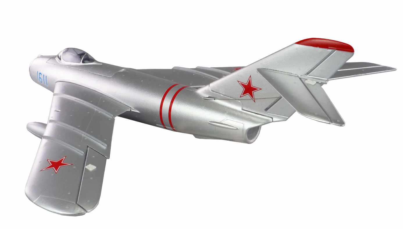 Un avion modèle argenté avec des étoiles et des rayures rouges sur fond blanc.