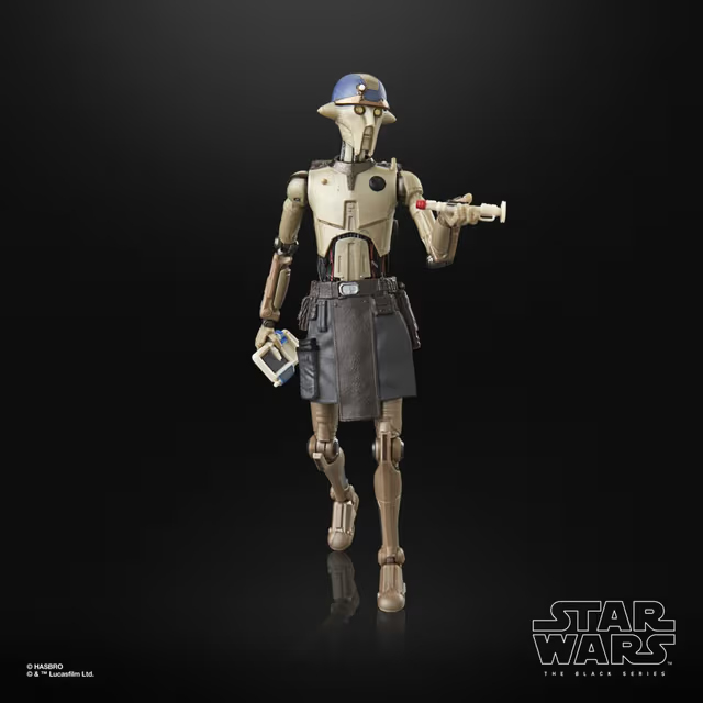 Una figura droide beige con casco azul sostiene una herramienta sobre fondo negro.