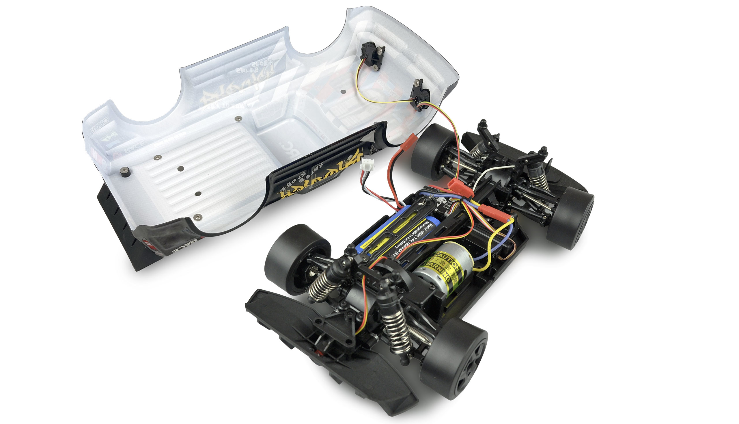 Chasis de coche RC con batería, motor y suspensión expuestos, junto a su carrocería.