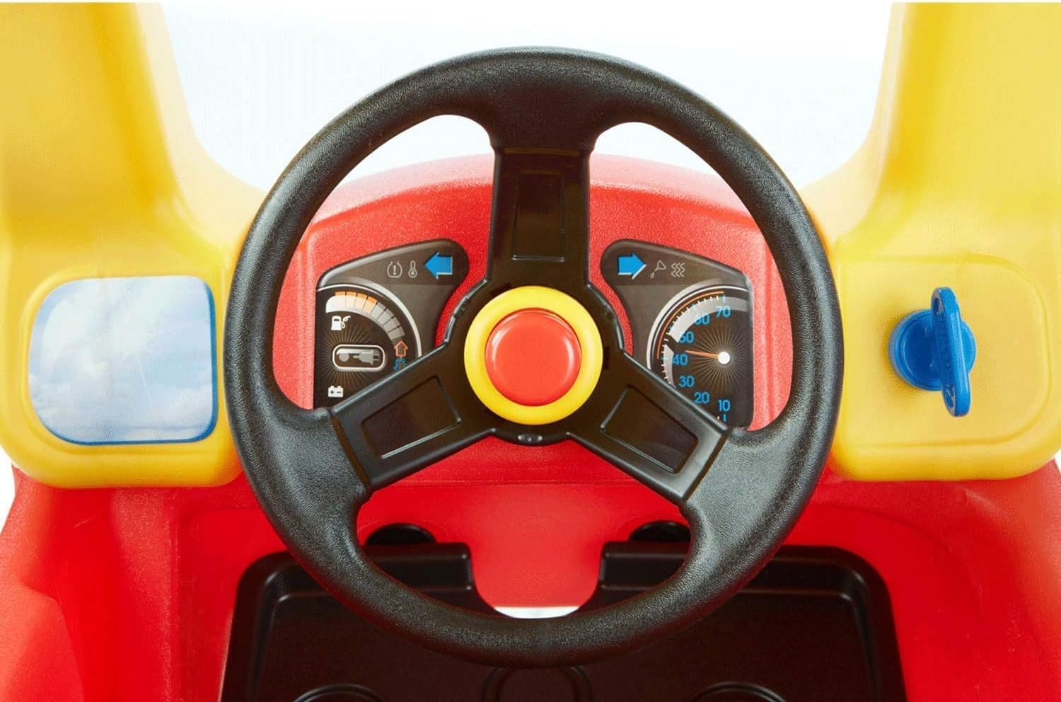 Un cruscotto di auto giocattolo con volante nero, accenti rossi e gialli e indicatori.